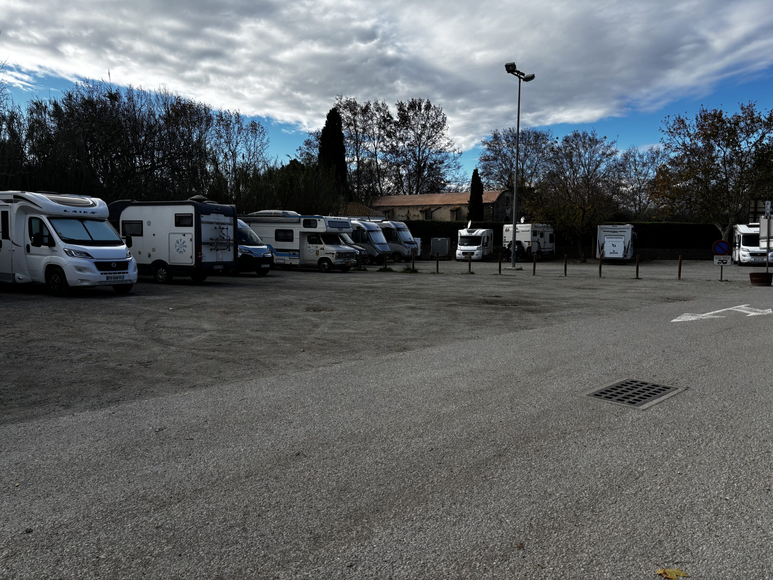 Stellplatz Peralada – Camper vor Ort