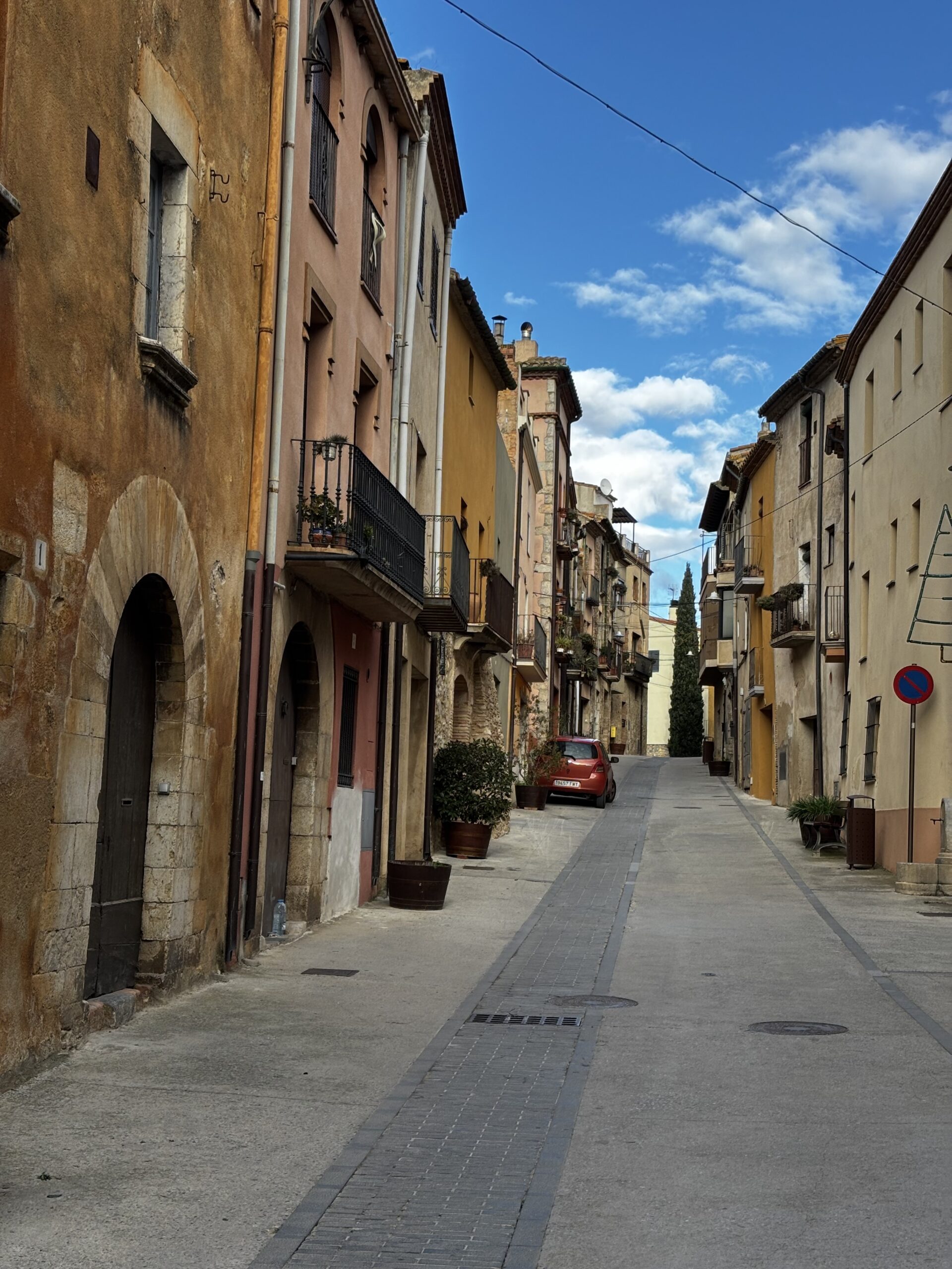 Peralada – Straßenbeleuchtung abends