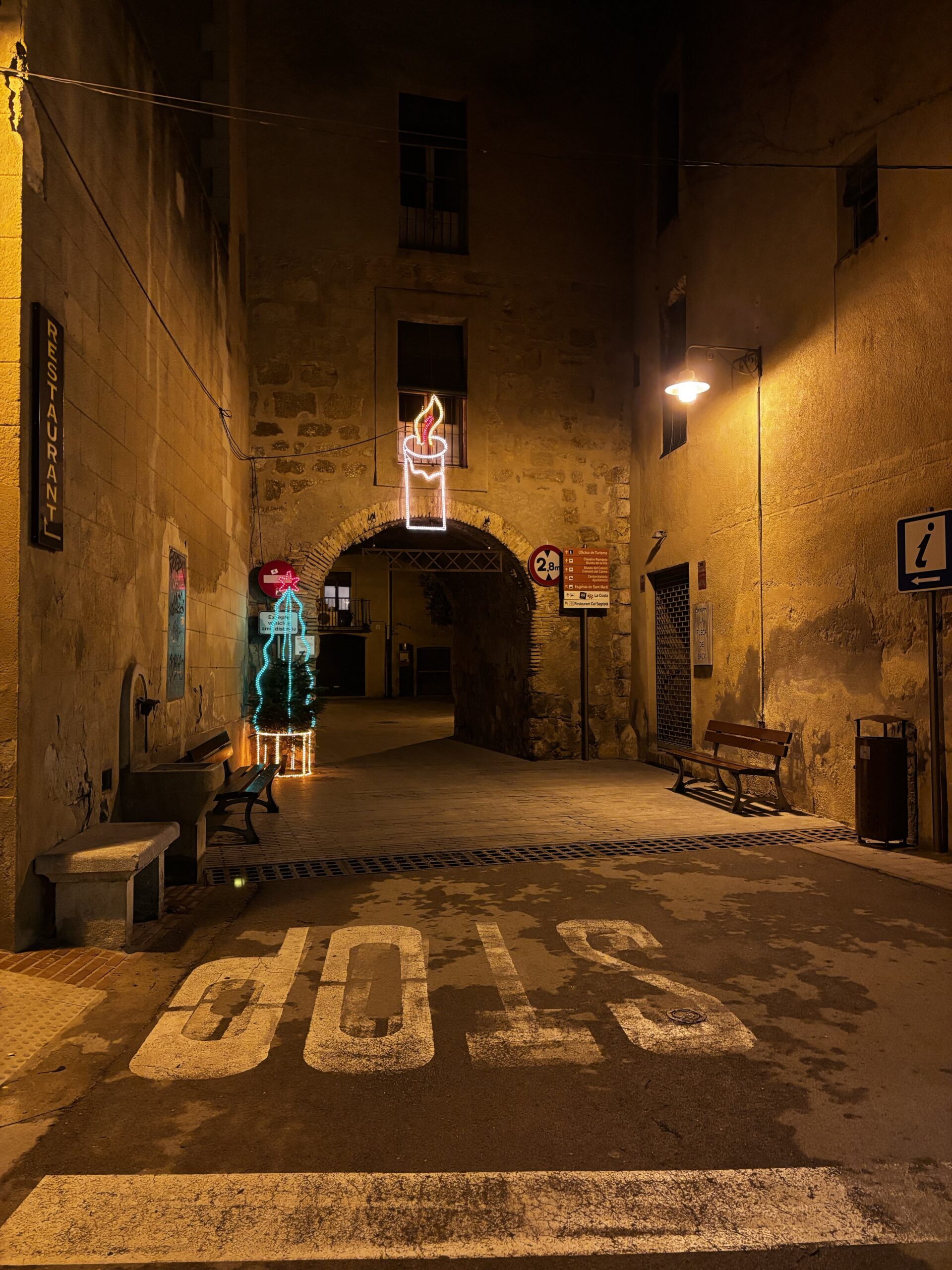 Peralada – Gassen bei Nacht