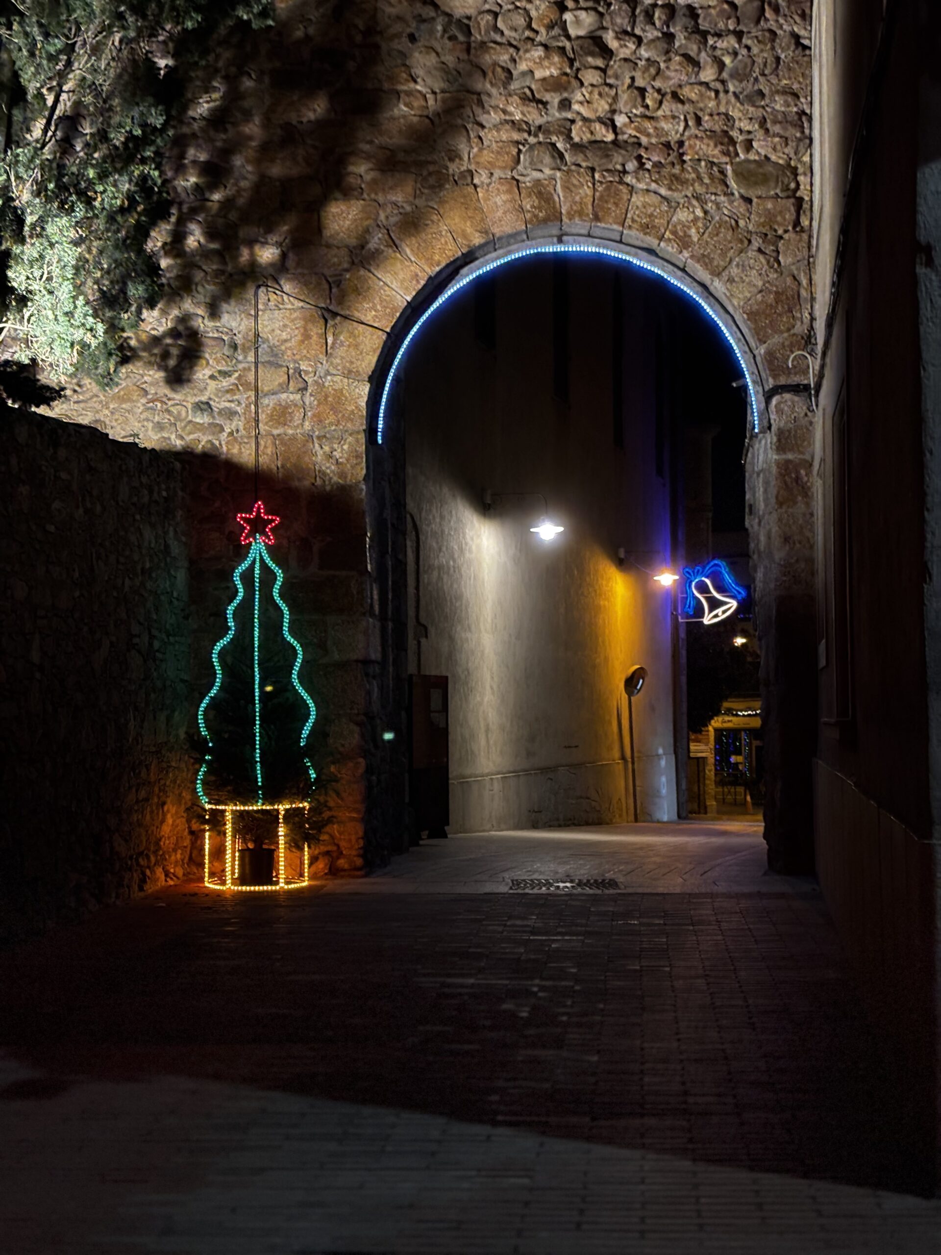 Peralada – beleuchtete Fassaden bei Nacht