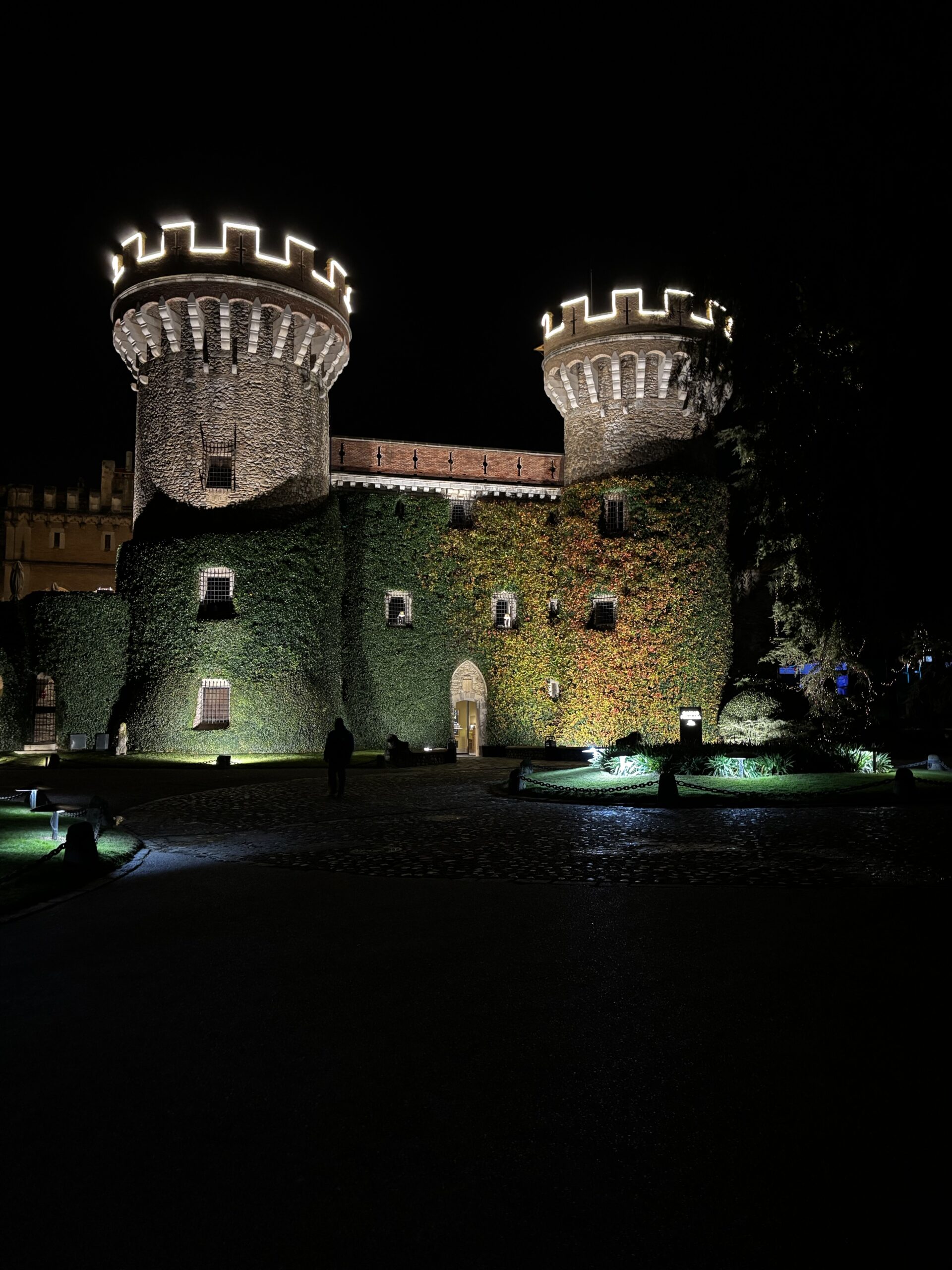 Peralada bei Nacht – mittelalterliche Gassen Katalonien