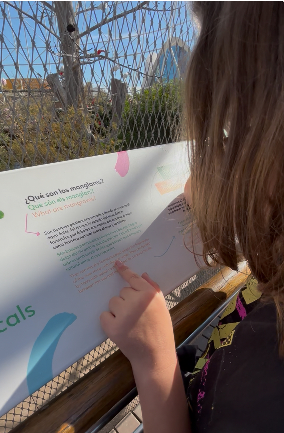 Freya liest eine Info-Tafel im Oceanogràfic in Valencia
