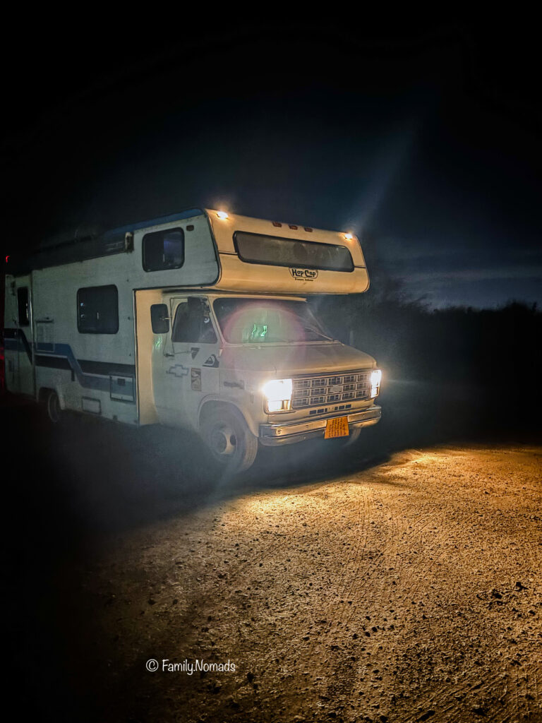 Chevy G30 HopCap von Family Nomads bei Nacht