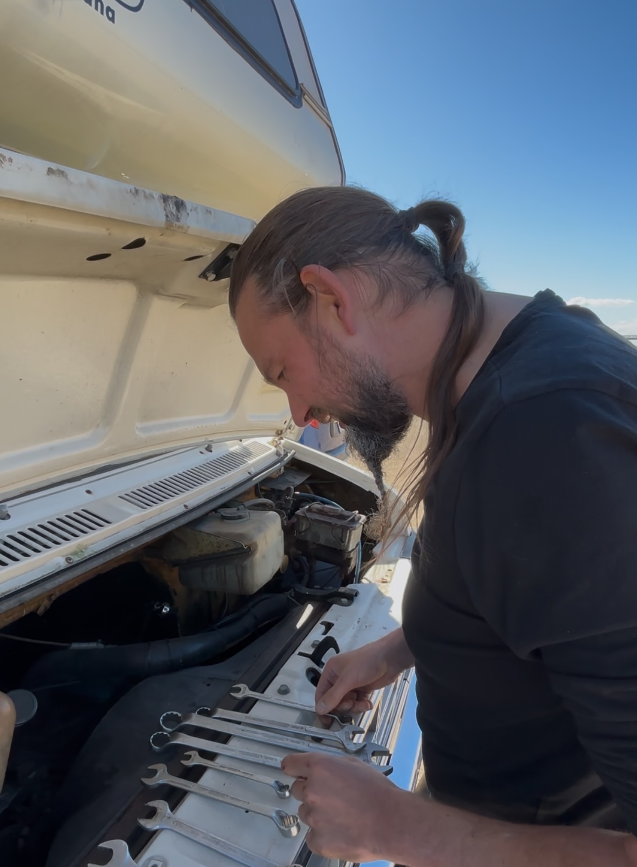 Ruud bei der Arbeit an der offenen Motorhaube unseres Chevy