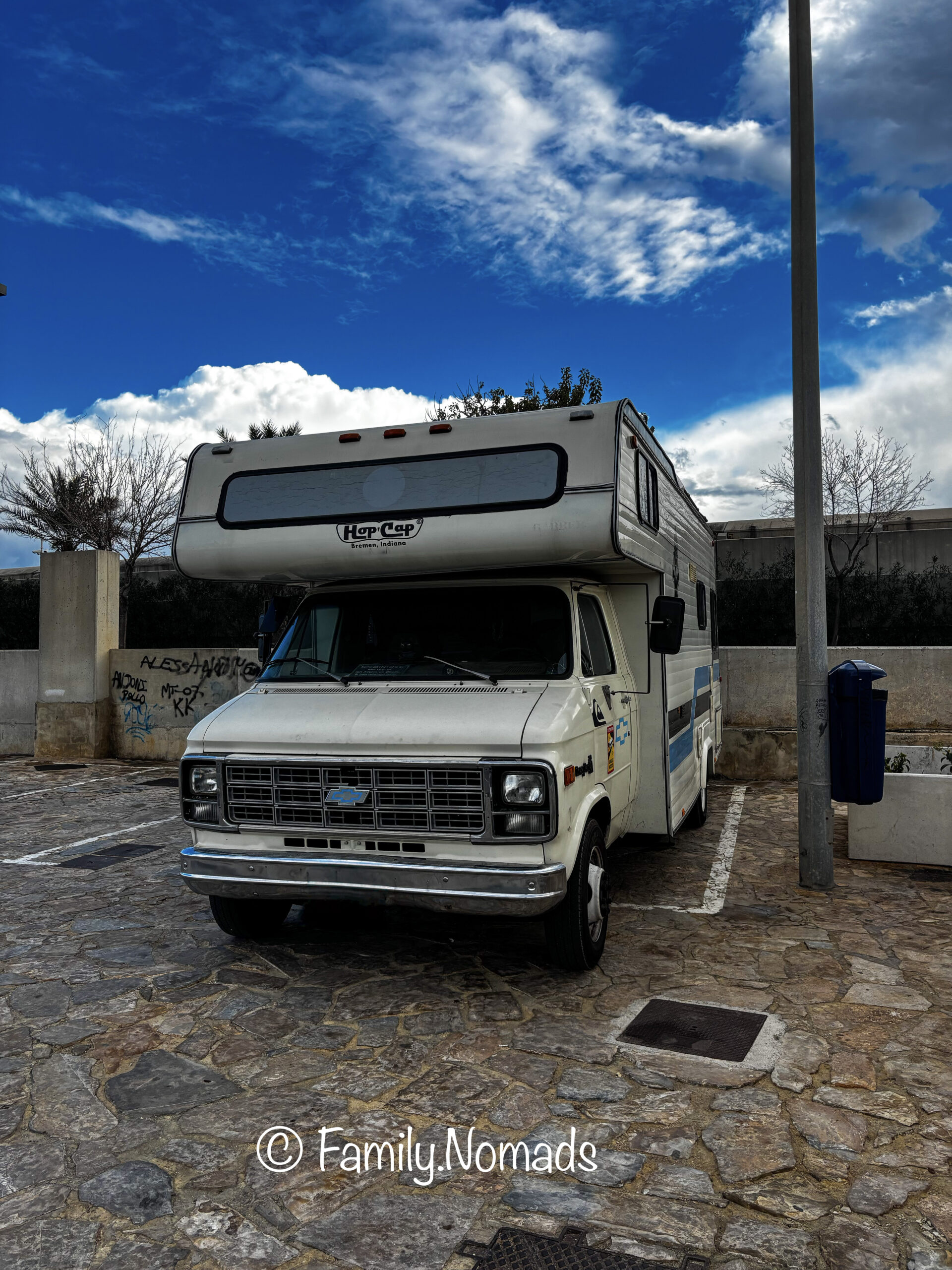 Unser Chevrolet G30 HopCap, Baujahr 1979, von außen an einem Stellplatz