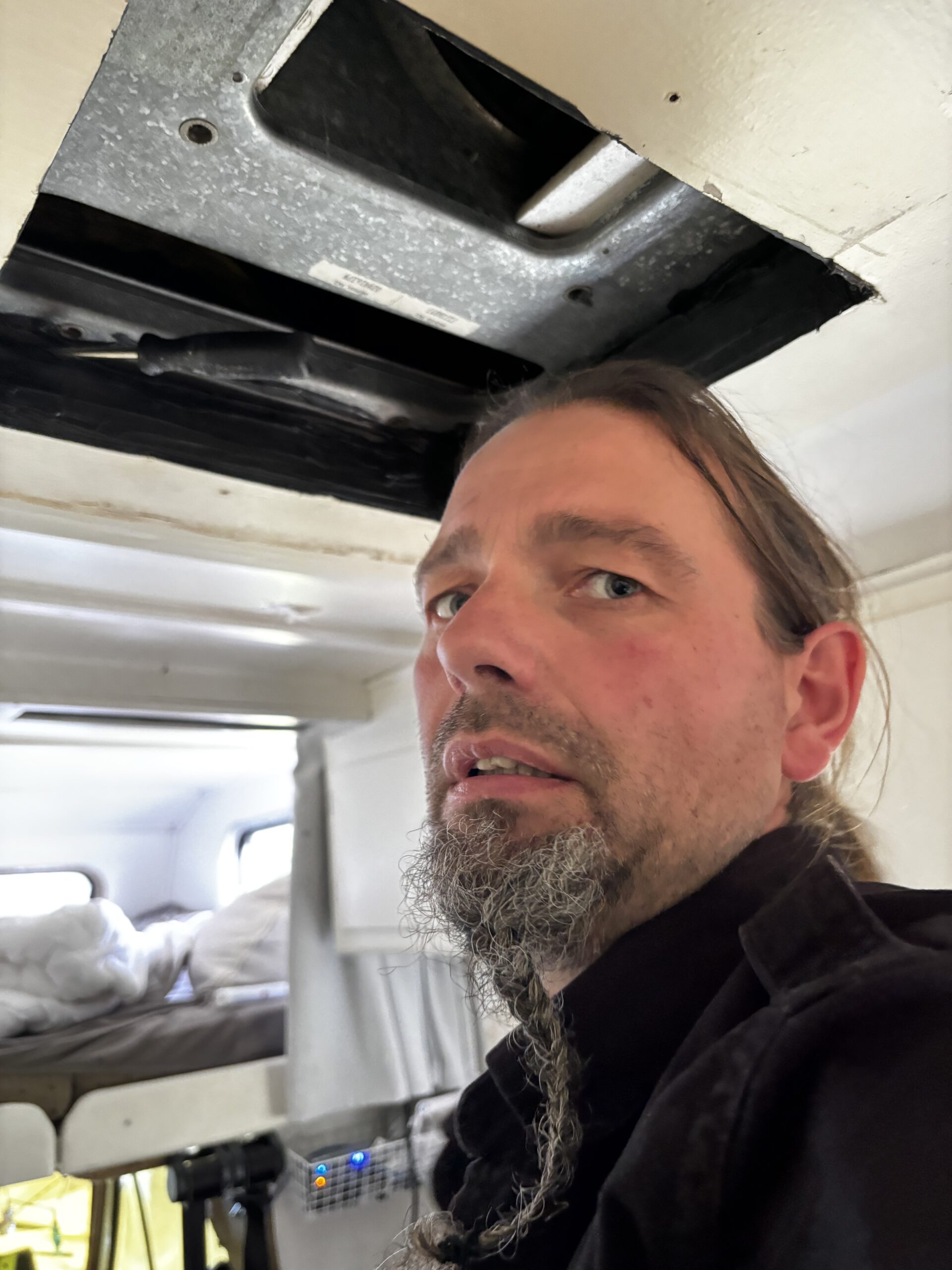 Ruud beim Umbau am Chevy, dort wo die alte Klimaanlage saß