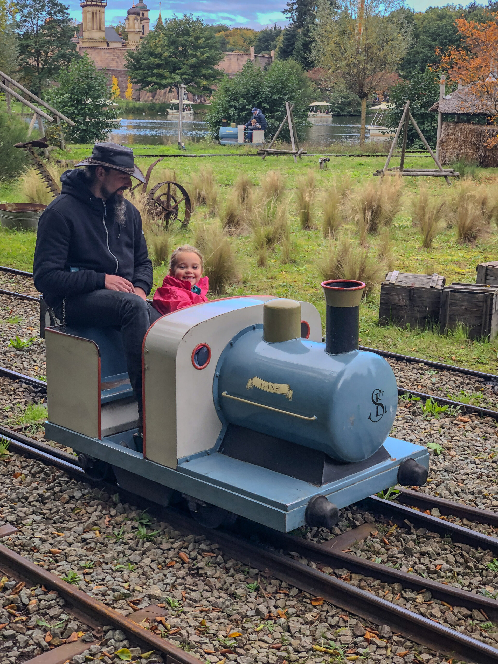 Ruud mit unserer Tochter im Kinderspoor der Efteling