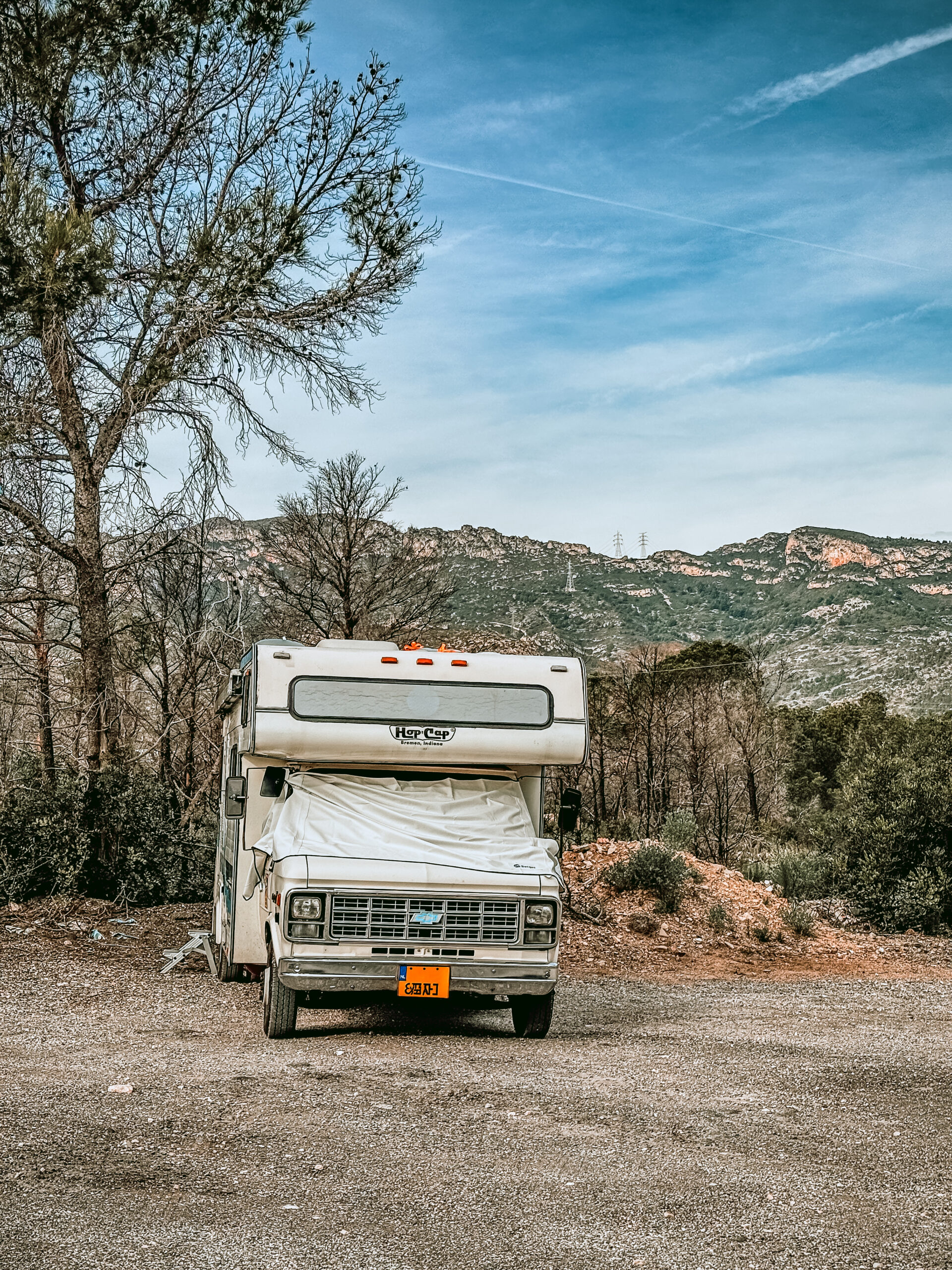 Family Nomads Chevrolet G30 HopCap beim Freistehen in einer Berglandschaft