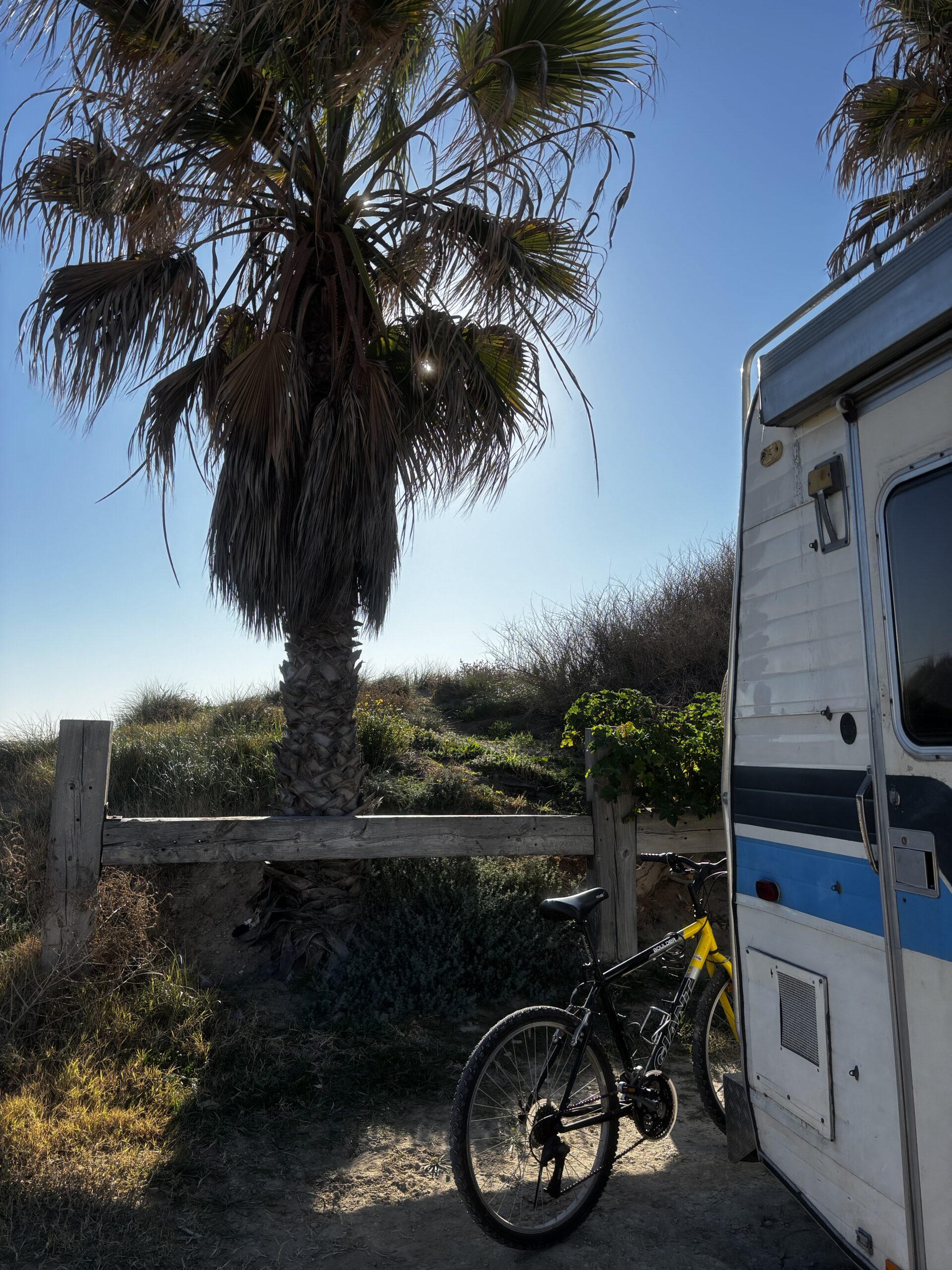 Family Nomads Camper mit Fahrrad an einem Freistehplatz