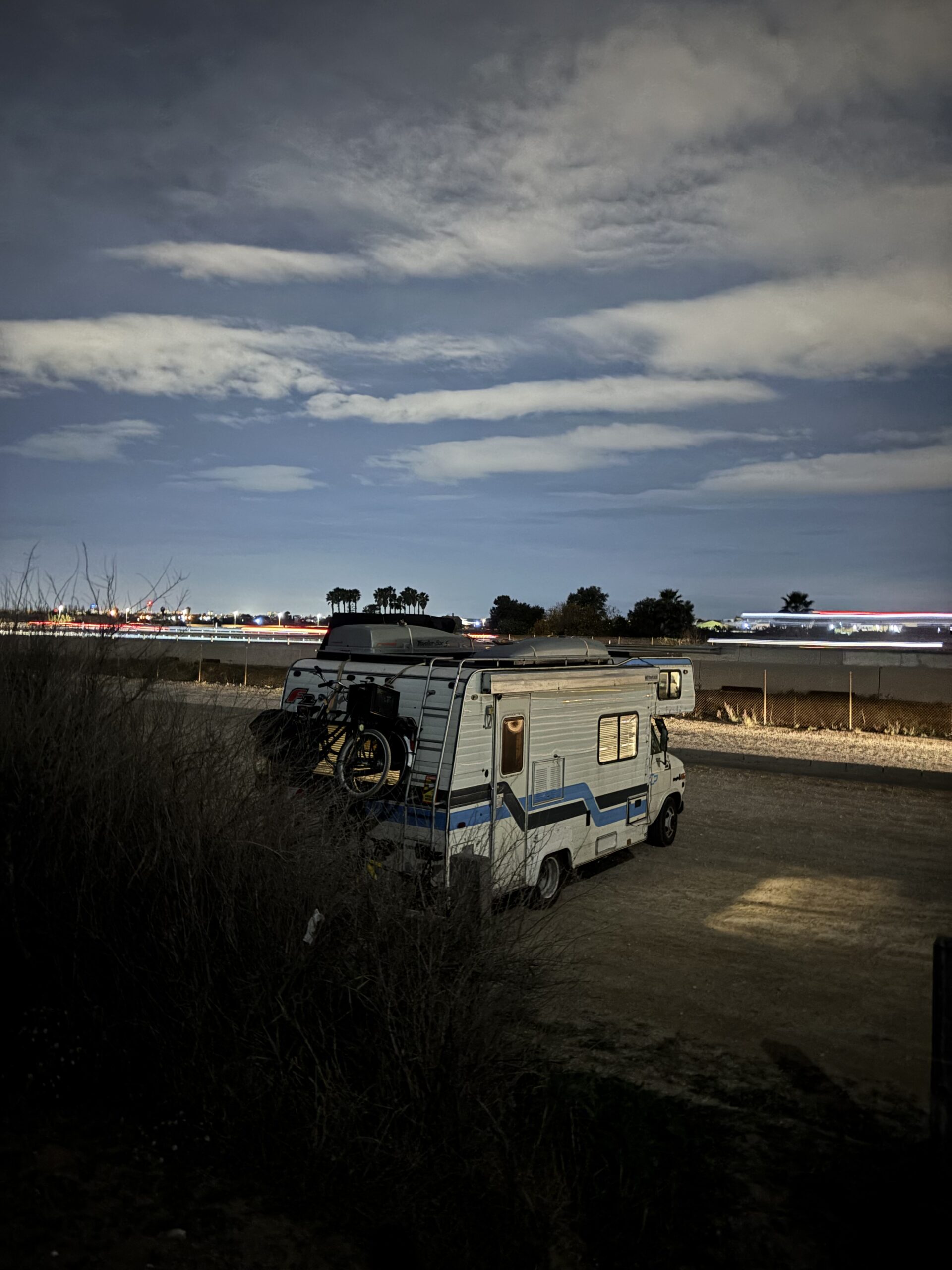 Chevrolet G30 HopCap von Family Nomads auf einem Stellplatz